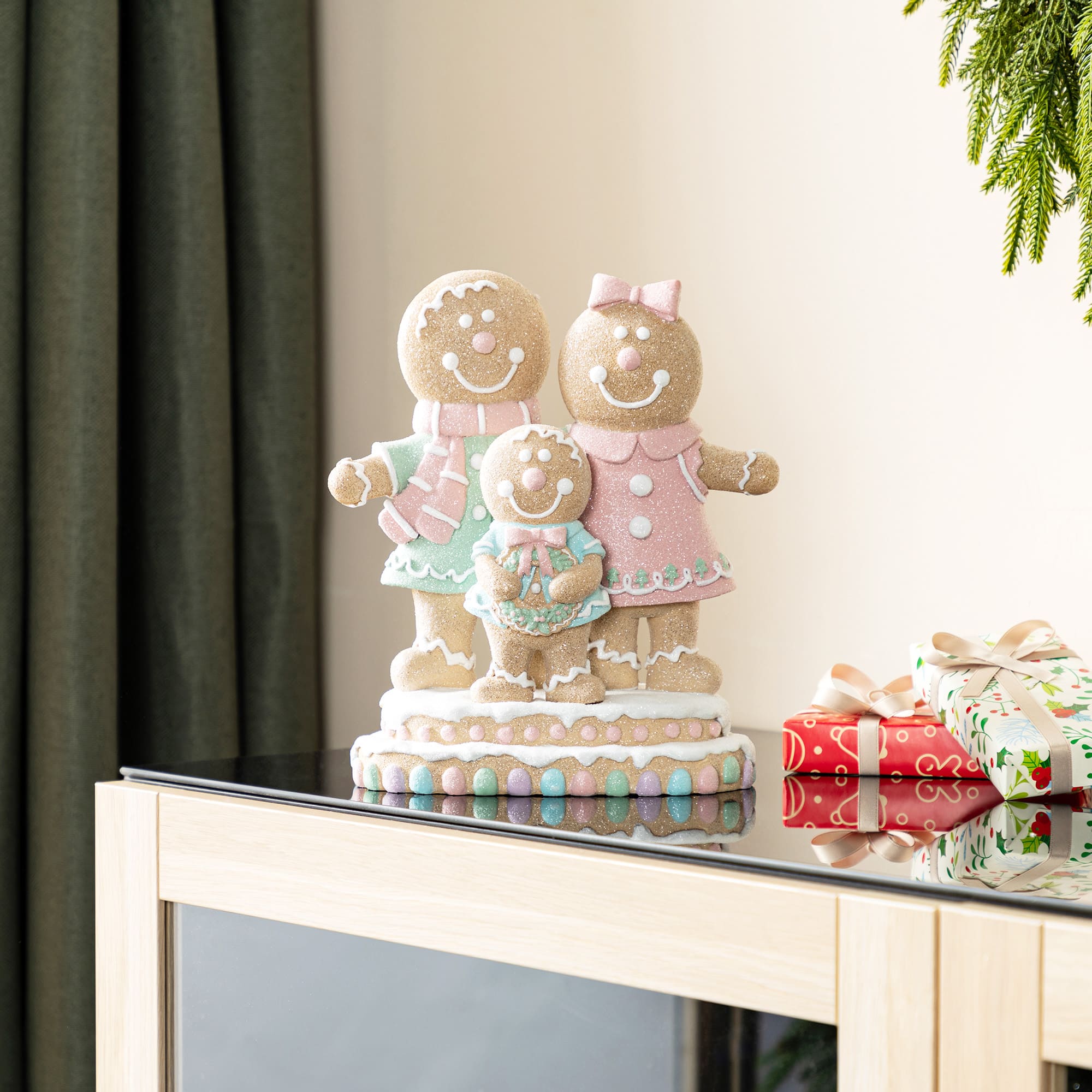 Glitzhome&#xAE; 10.25&#x22; Resin Christmas Gingerbread Man Family Table Decor