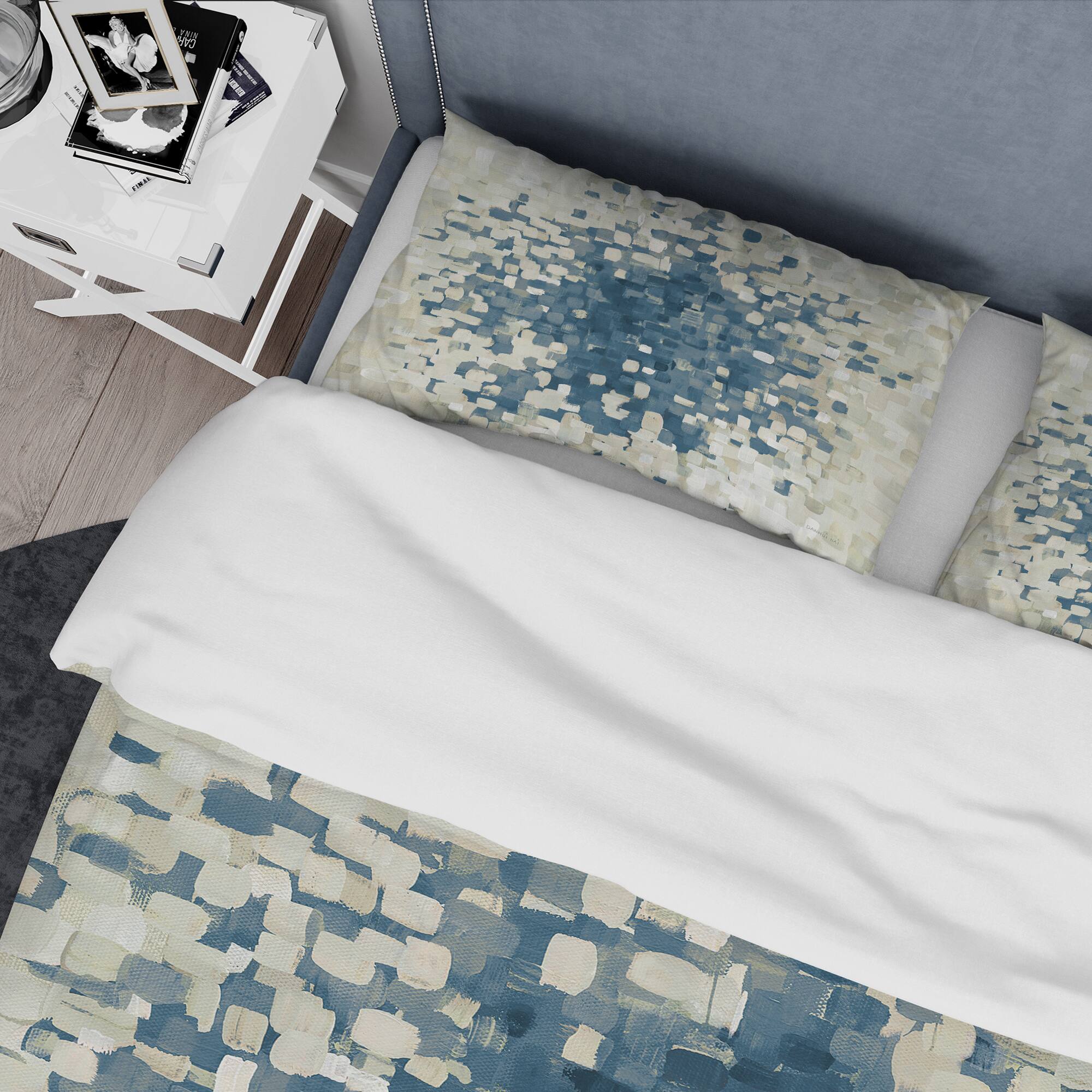 Designart &#x27;Geometric Blue Spots&#x27; Geometric Bedding Set - Duvet Cover &#x26; Shams