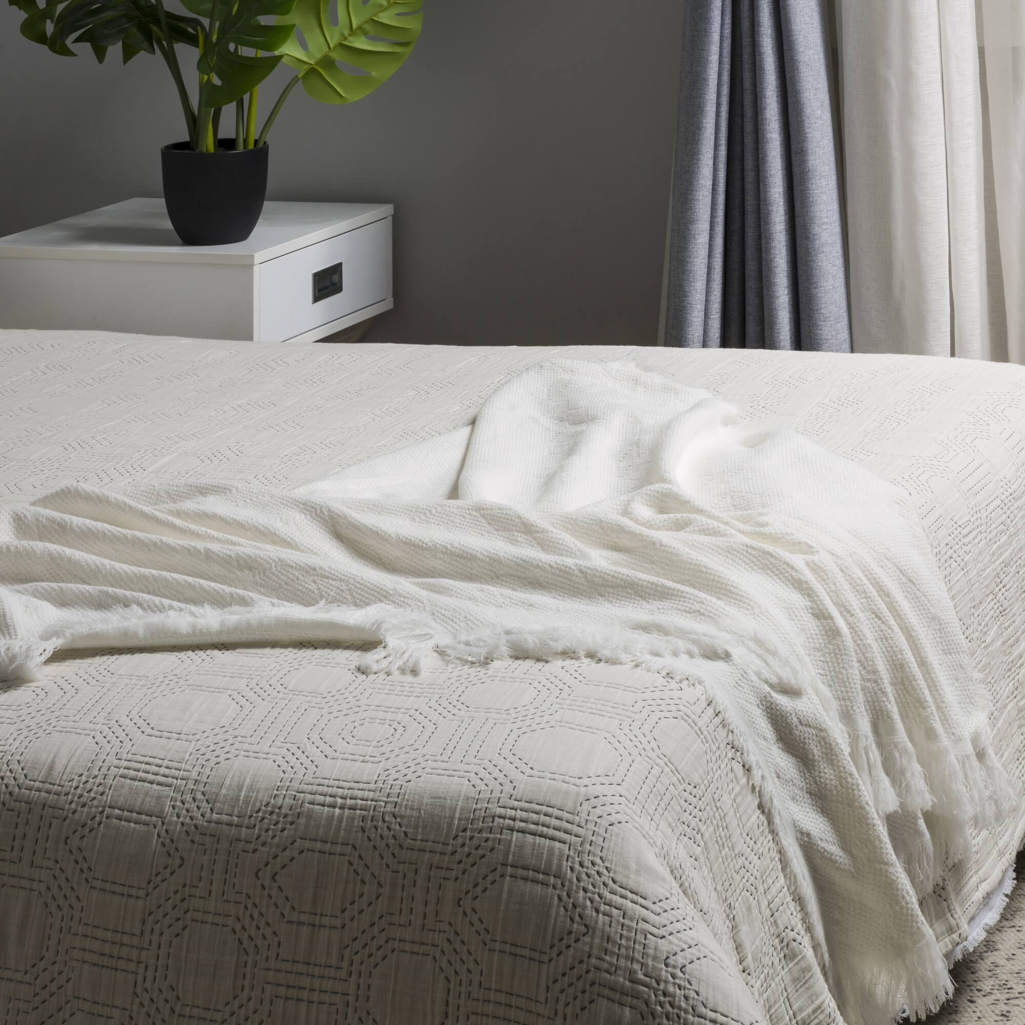 Glitzhome&#xAE; White Geometry Cotton Woven Throw