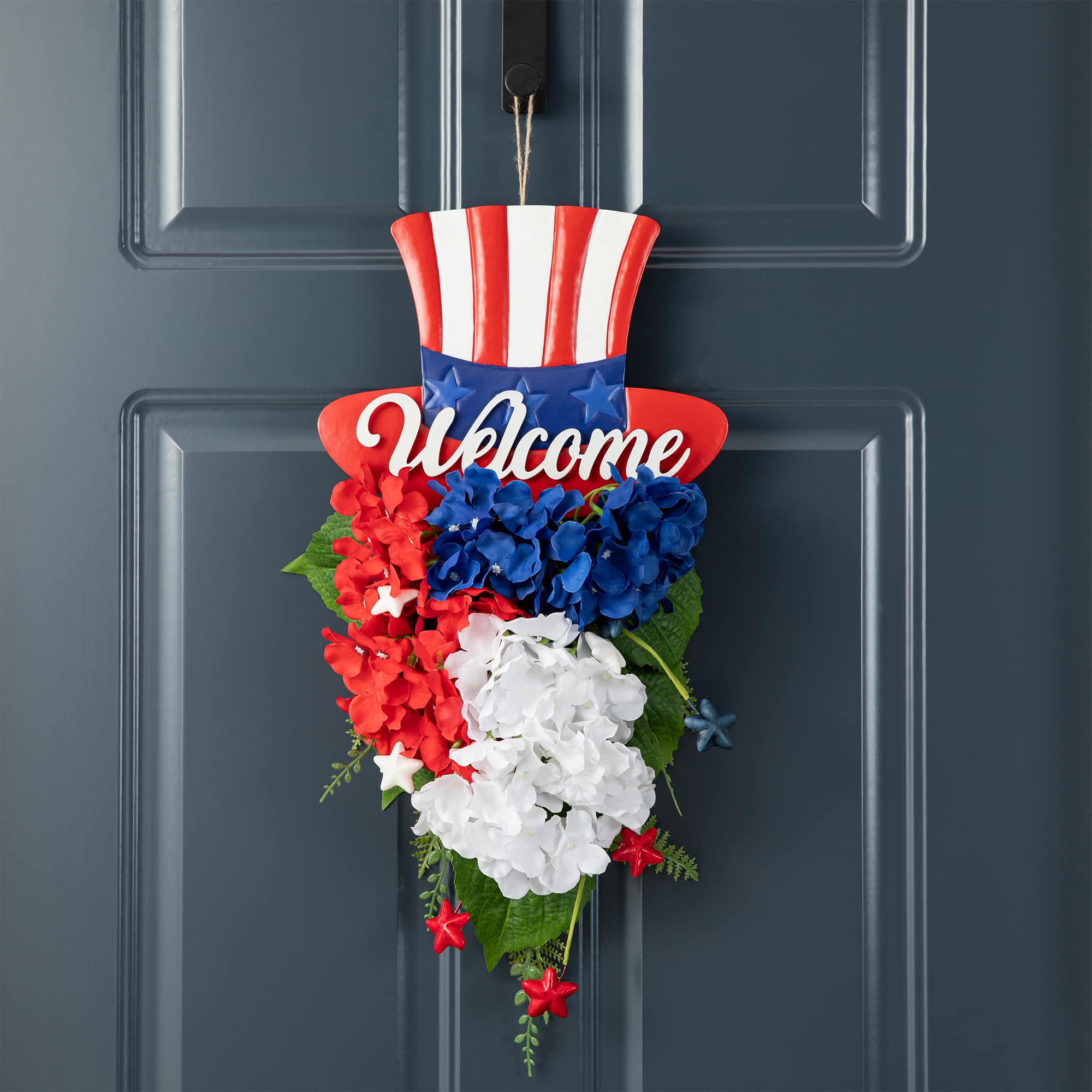 Glitzhome&#xAE; 22.5&#x22; Patriotic Americana Metal Top Hat &#x26; Hydrangea Swag Wall D&#xE9;cor