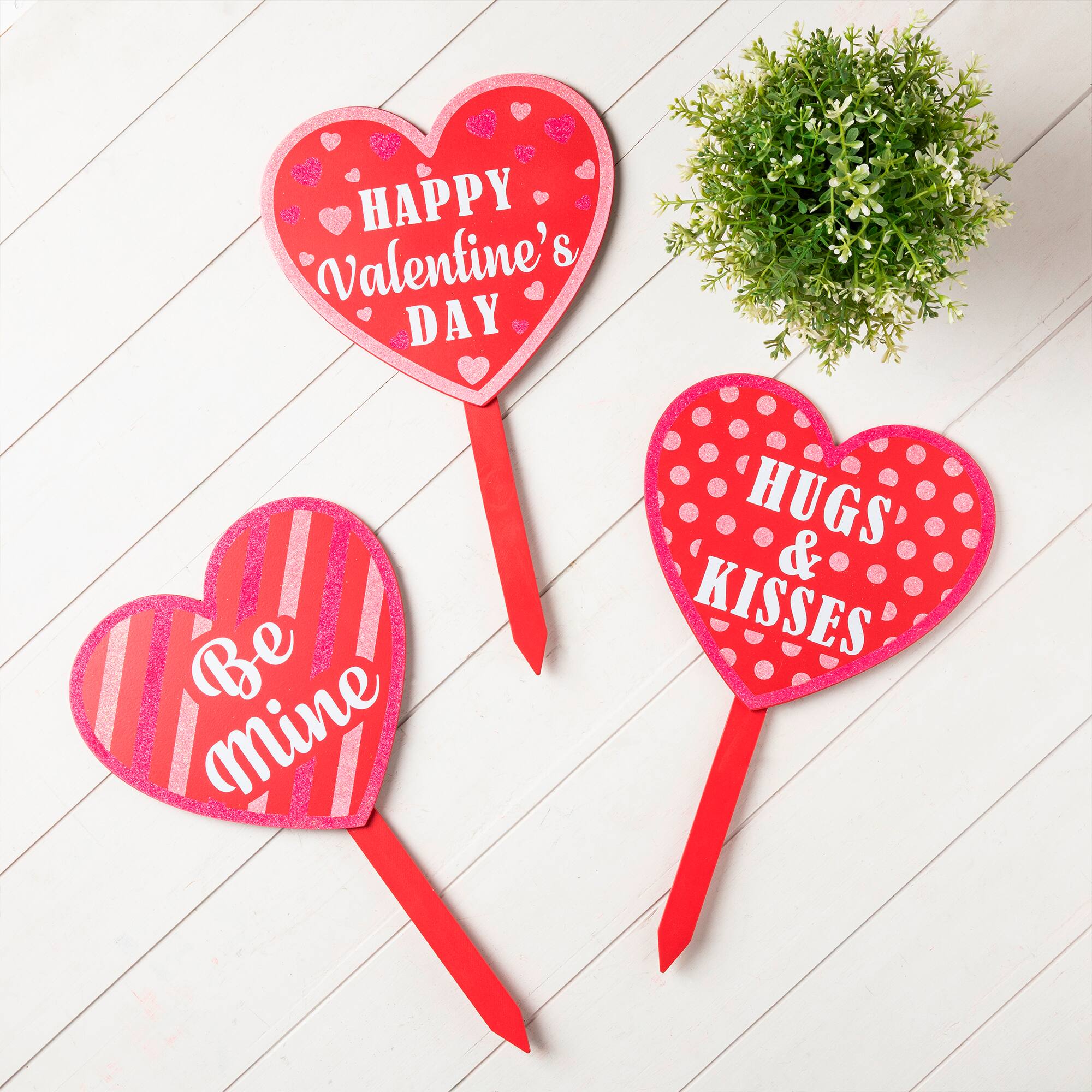 Glitzhome&#xAE; 15&#x22; Wooden Heart-Shaped Valentine&#x27;s Yard Stakes Set