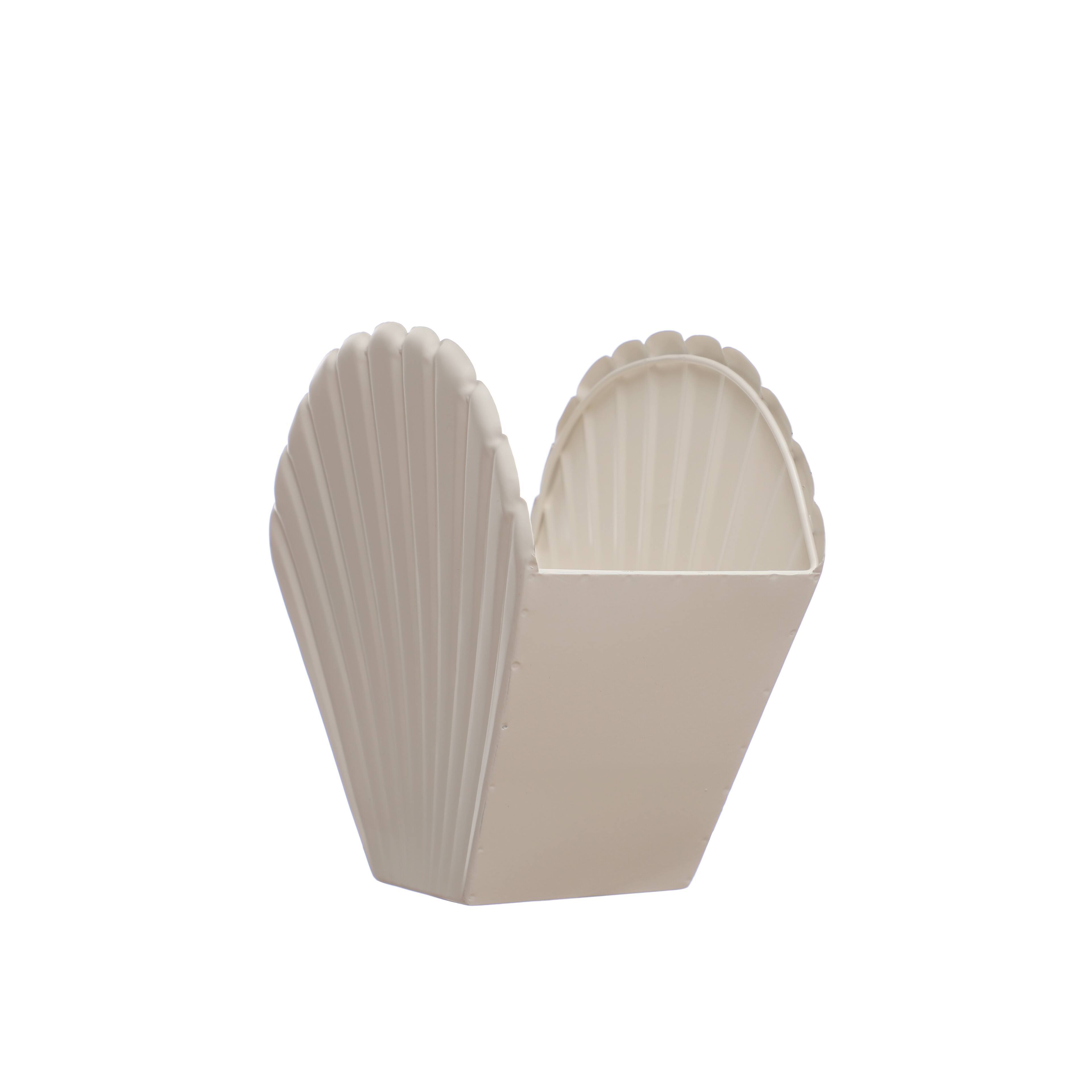 8&#x22; Cream Shell Container by Ashland&#xAE;