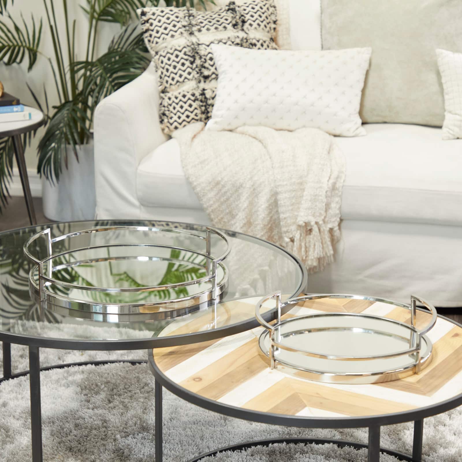 The Novogratz Silver Contemporary Tray, Set of 2" 19", 14"