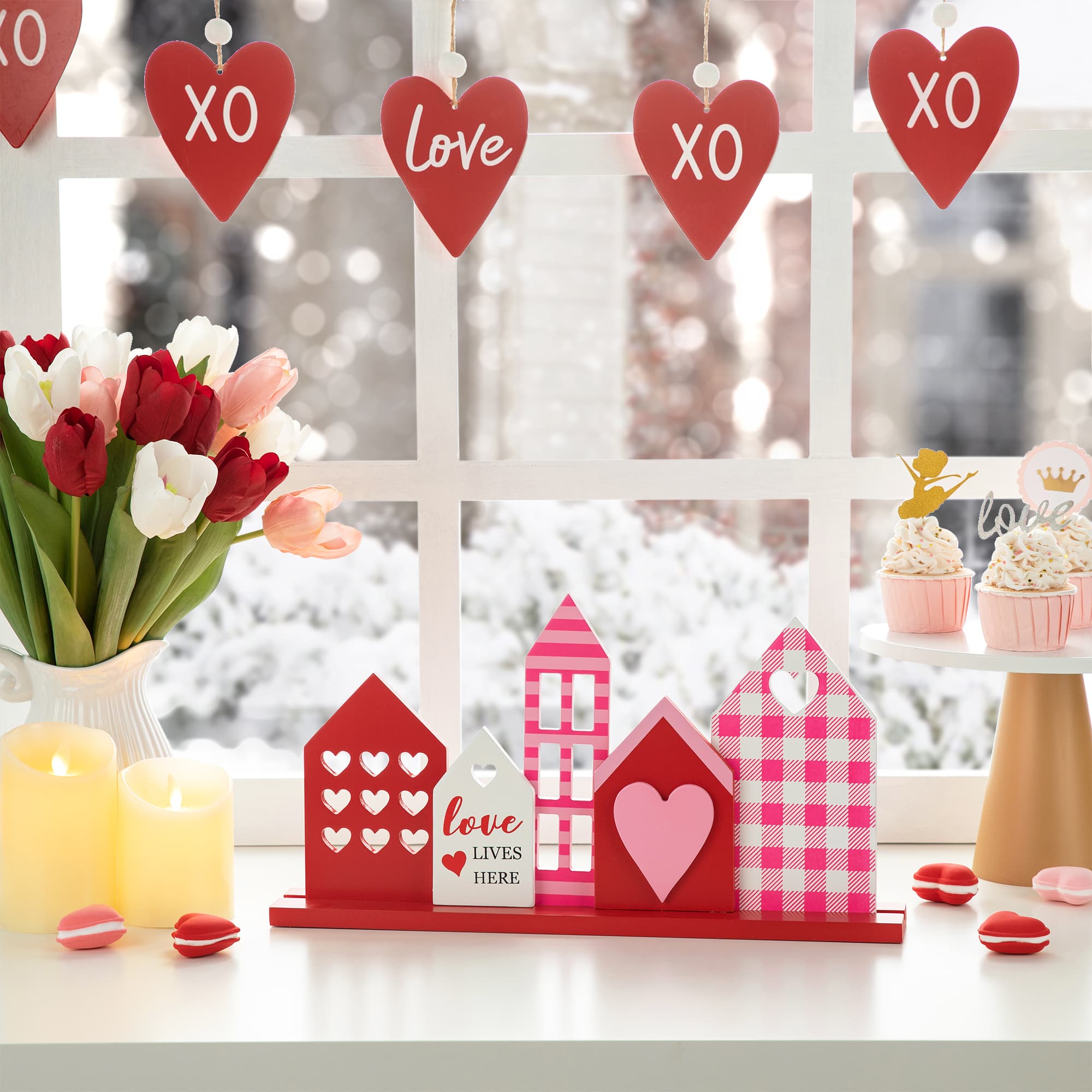 Glitzhome&#xAE; 16&#x22; Valentine&#x27;s House Wooden Table Decor