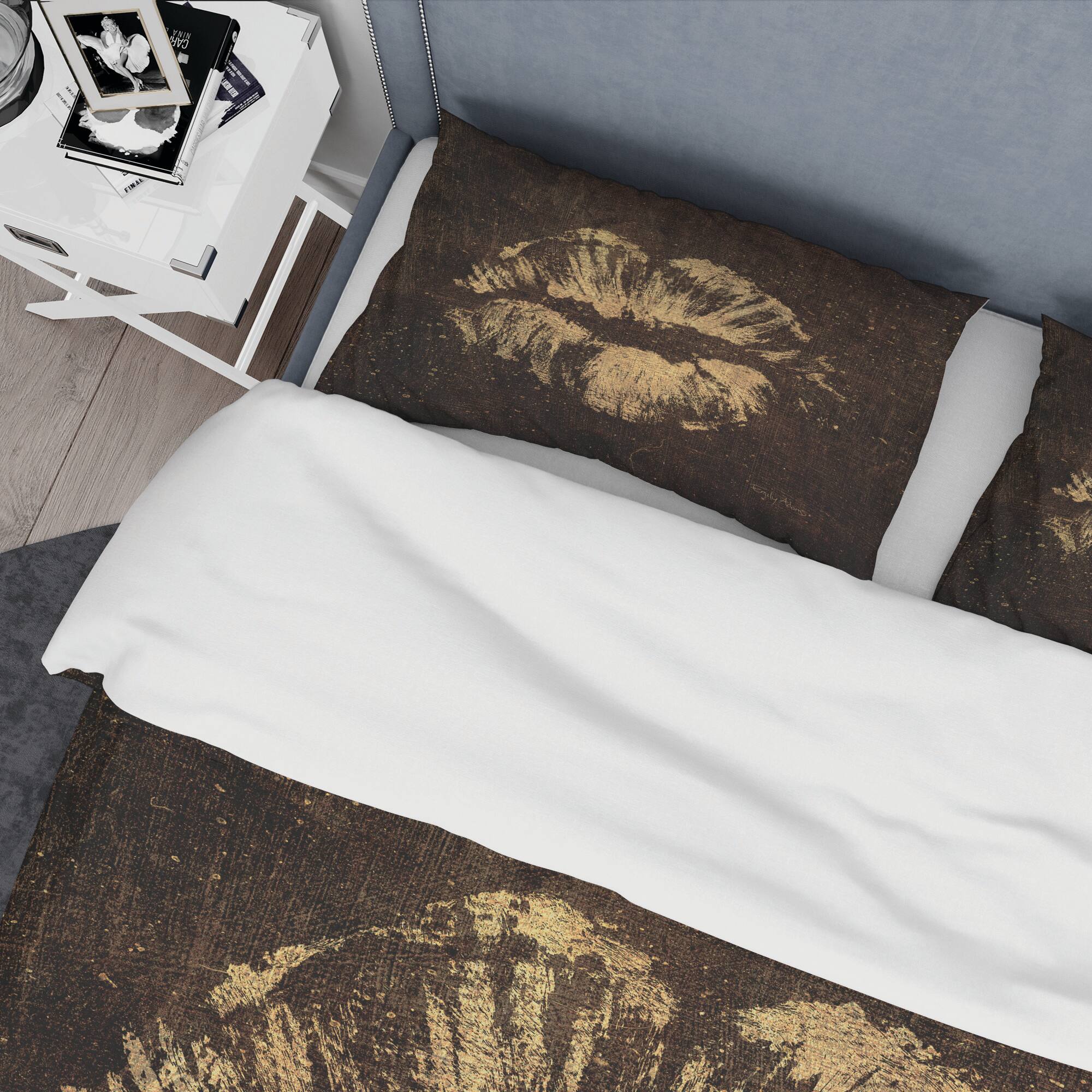 Designart &#x27;Gold Fashions Lips&#x27; Glam Bedding Set - Duvet Cover &#x26; Shams