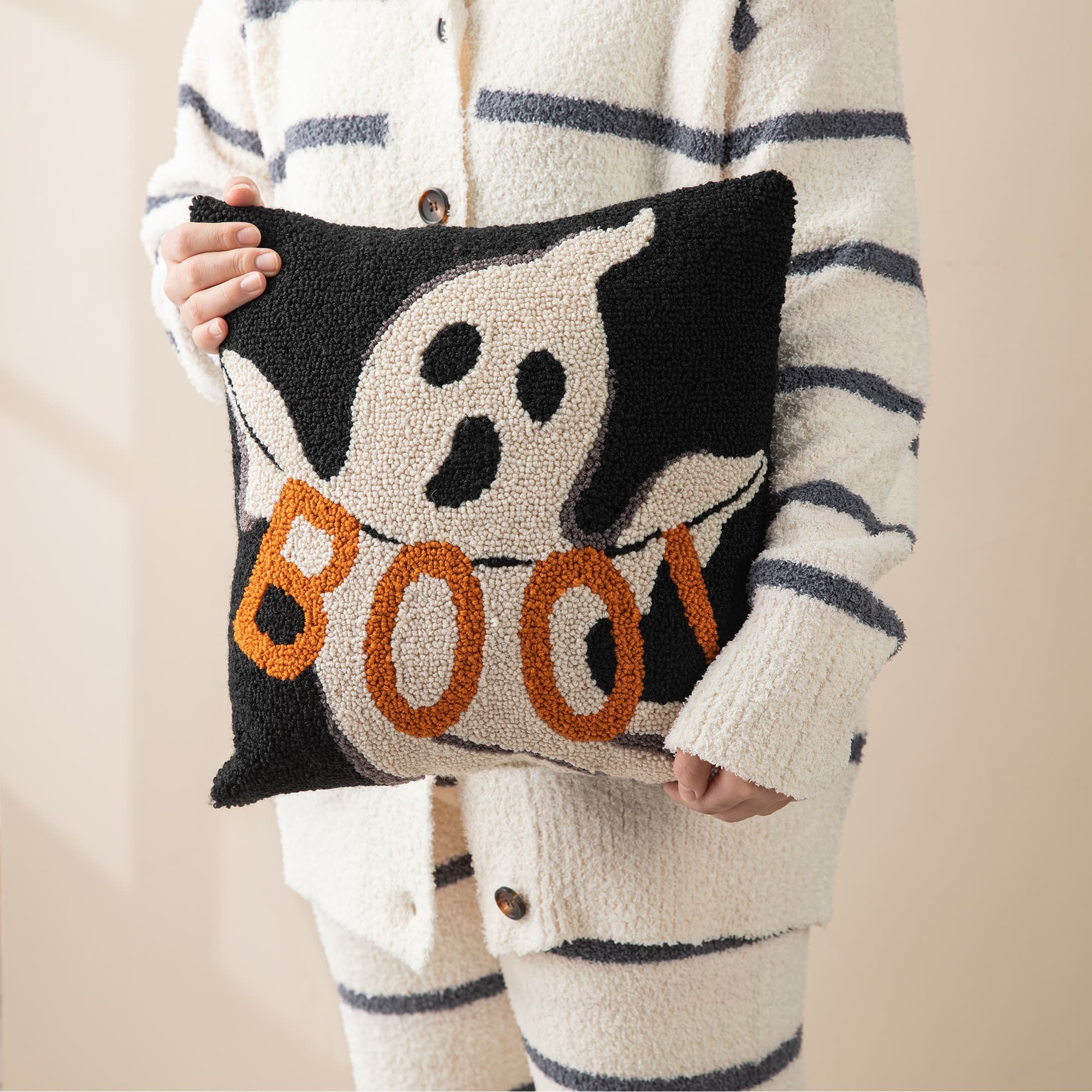 Glitzhome&#xAE; 14&#x22; Hooked Halloween Ghost &#x22;BOO&#x22; Pillow