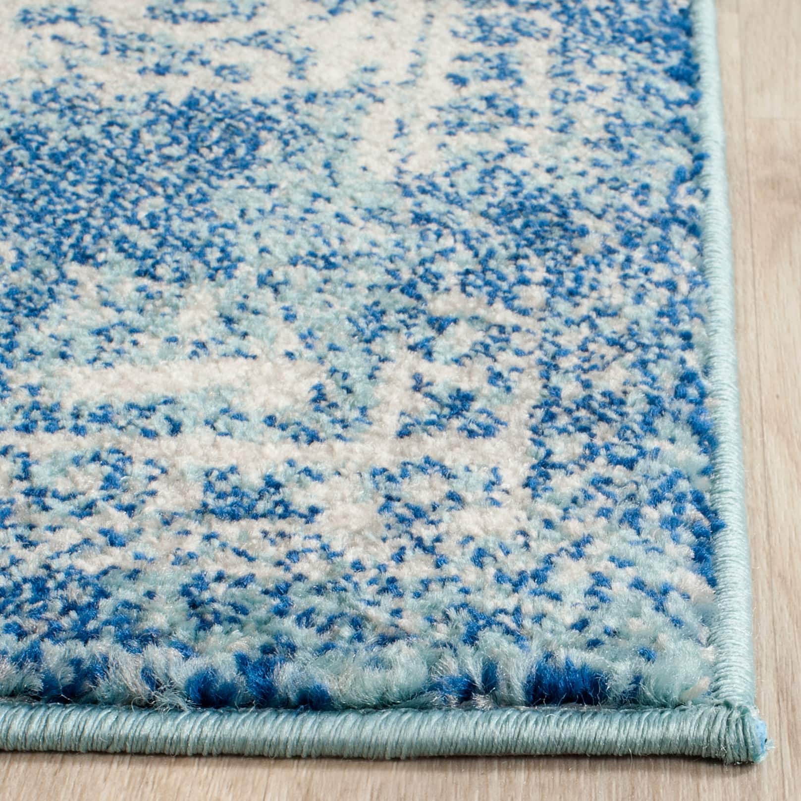 Evoke Distressed Border 4&#x27; X 6&#x27; Area Rug