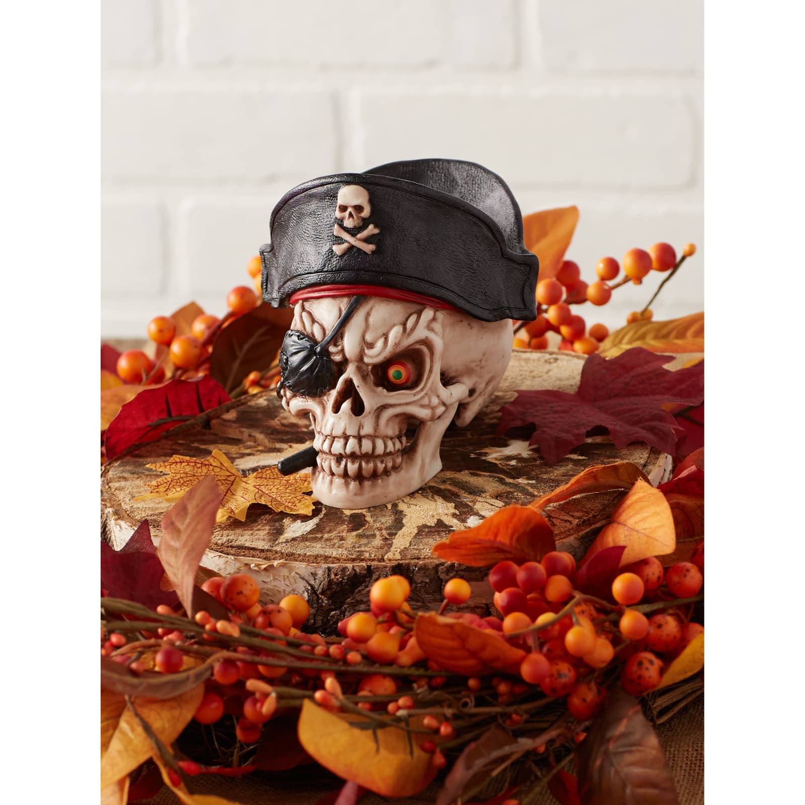 Dragon Crest Grinning Pirate Skull Décor