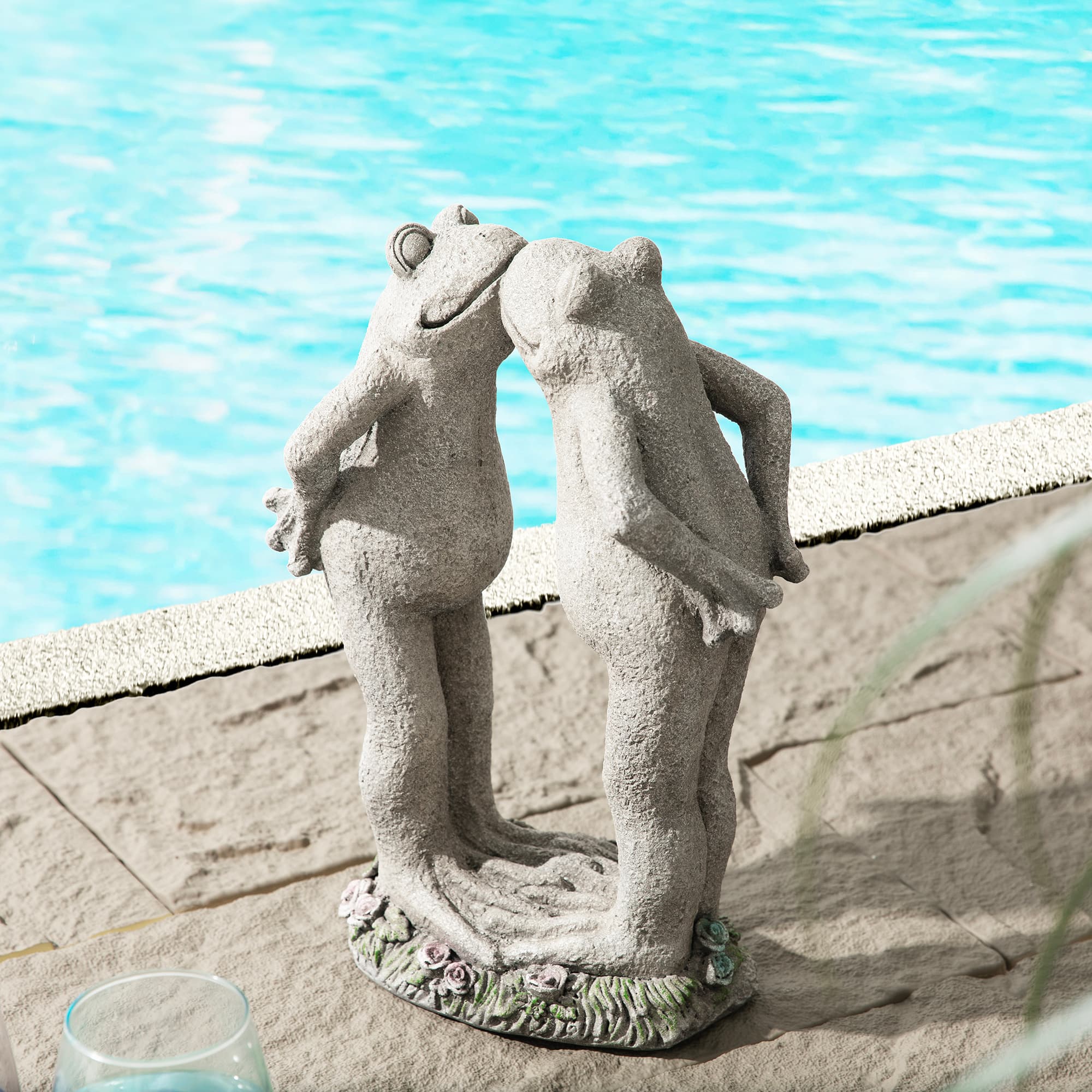 Glitzhome® 15.25" Resin Two Kissing Frog Statue