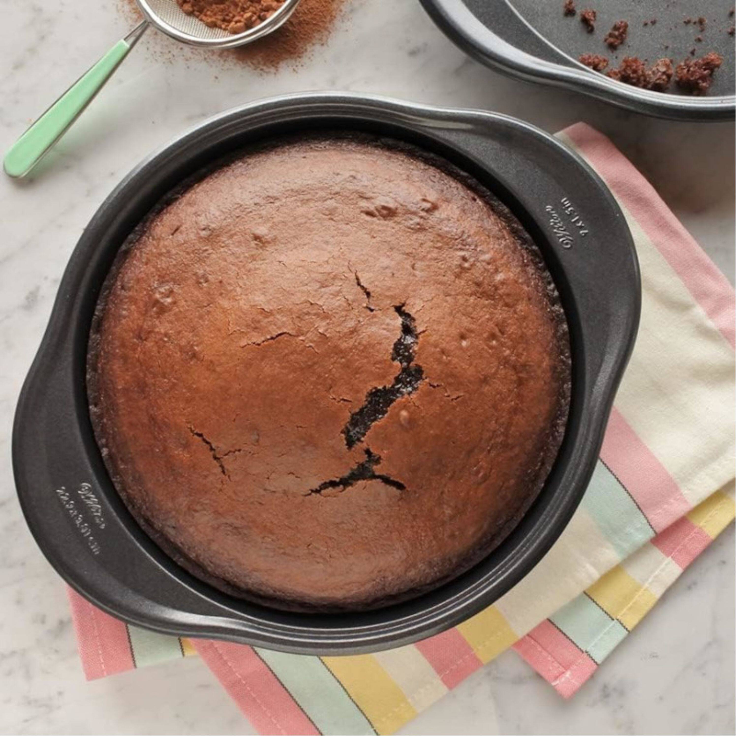 Wilton® Gold Non-Stick Bakeware 9" x 1.5" Round Pan