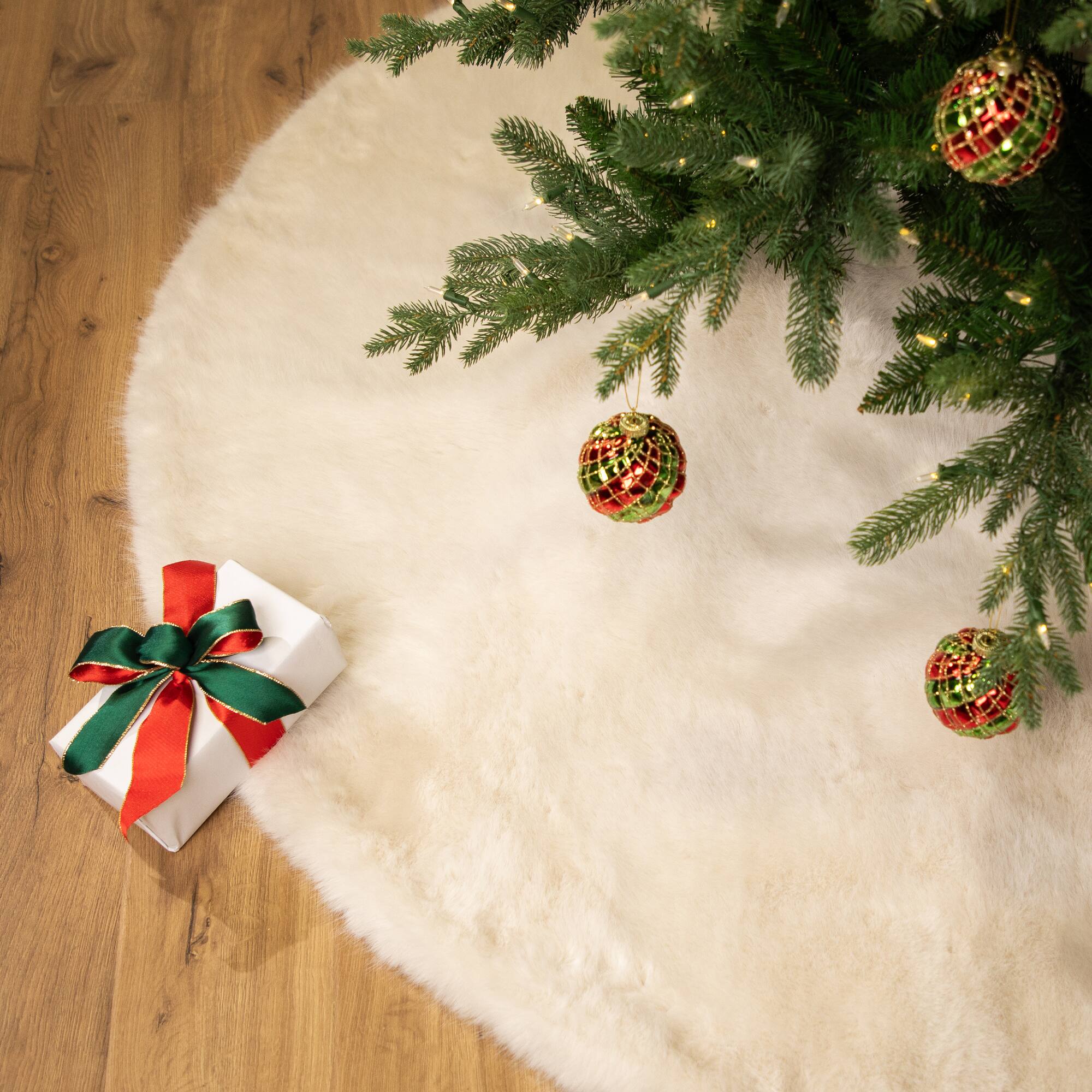 Faux Fur Round Tree Skirt - 84“ - White