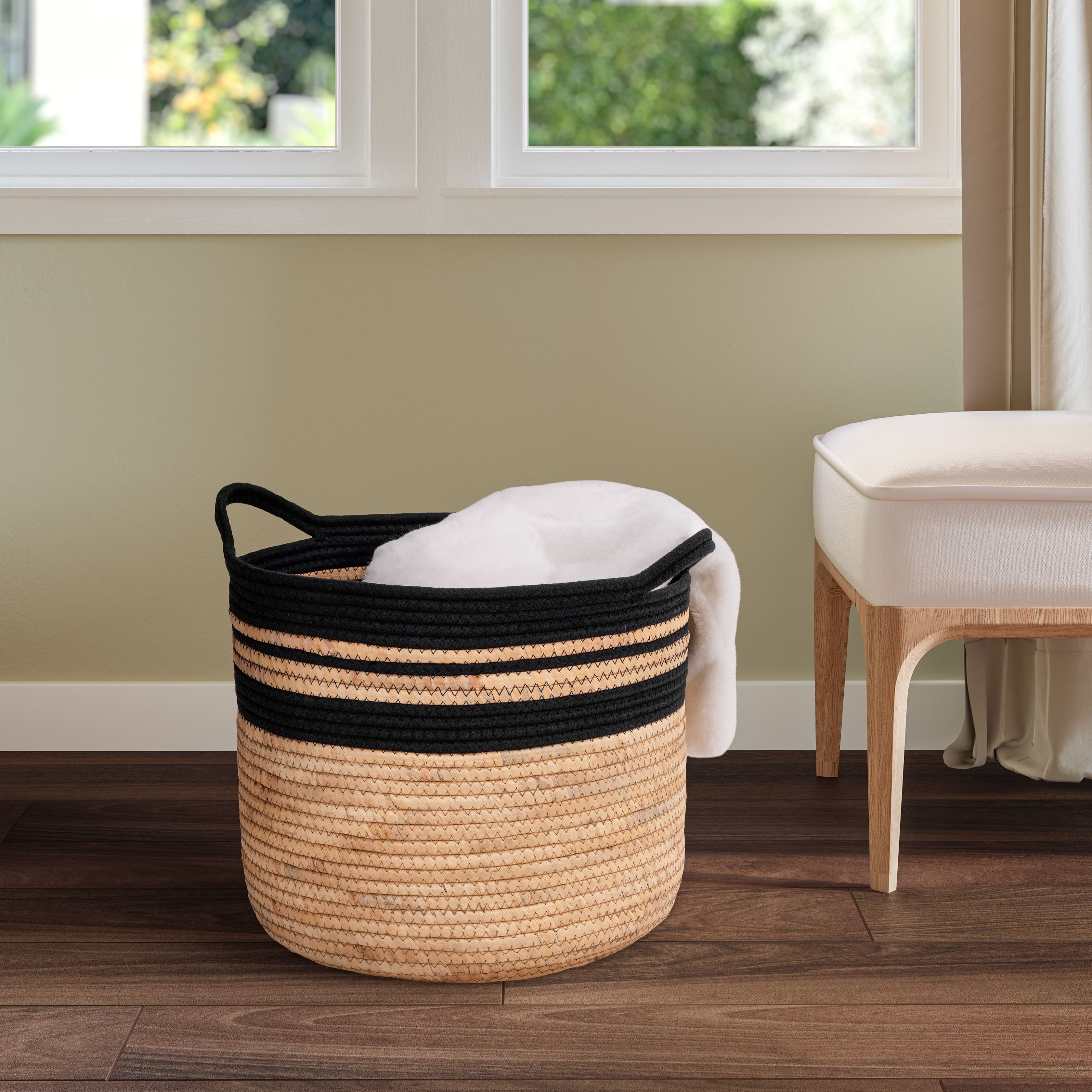 Seville Classics Round Water Hyacinth & Rope Basket