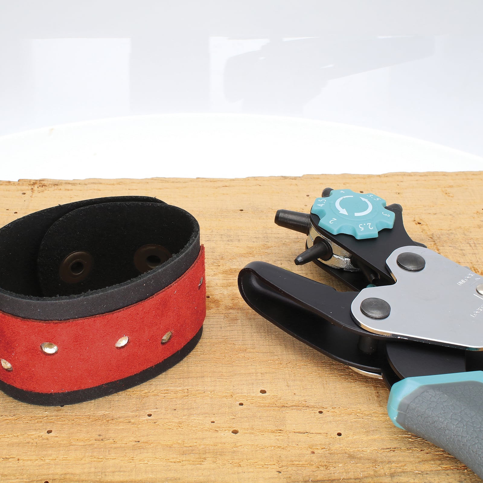 The Beadsmith® Rotating Leather Hole Punch