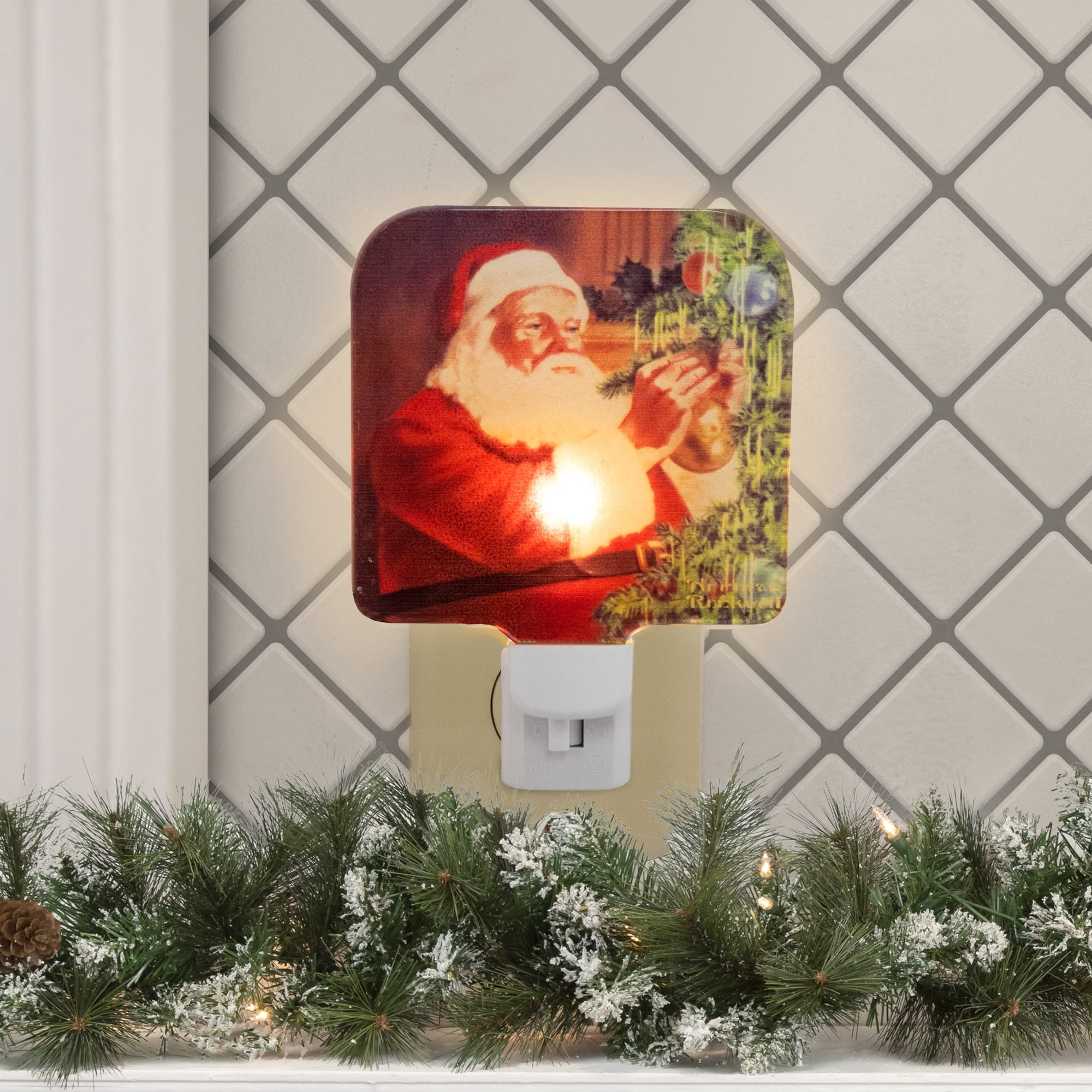 6" Norman Rockwell 'Santa Trimming Tree' Glass Christmas Night Light
