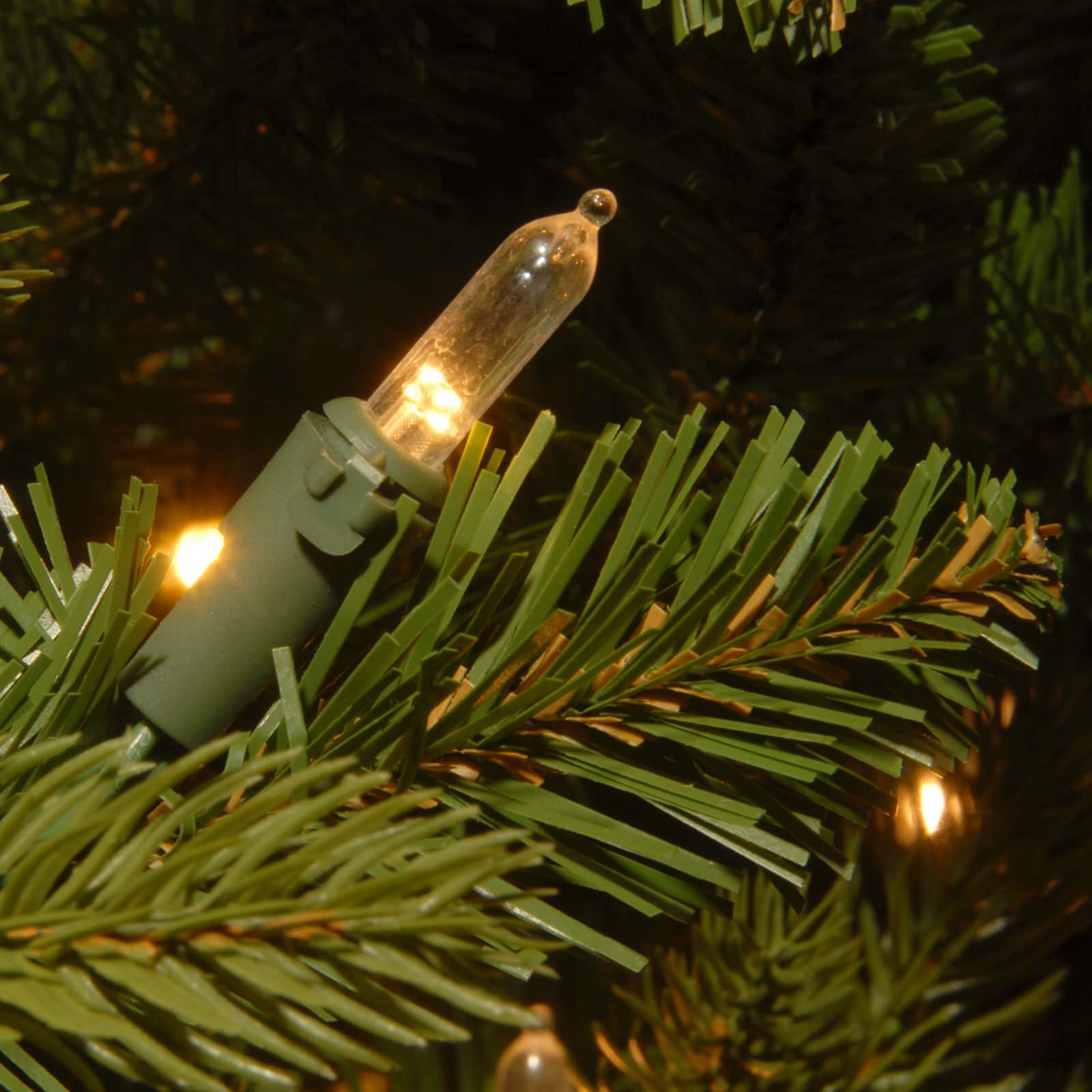 6 ft. Pre-Lit Dunhill® Fir Full Artificial Christmas Tree, Clear Lights