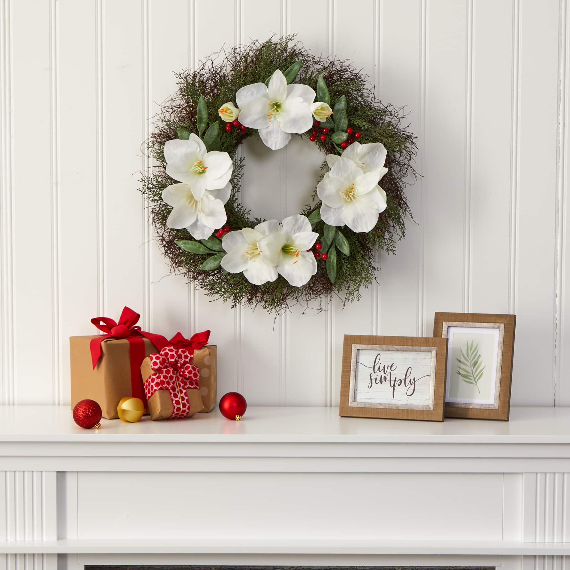 20" Cedar, Amaryllis & Ruscus with Berries Wreath