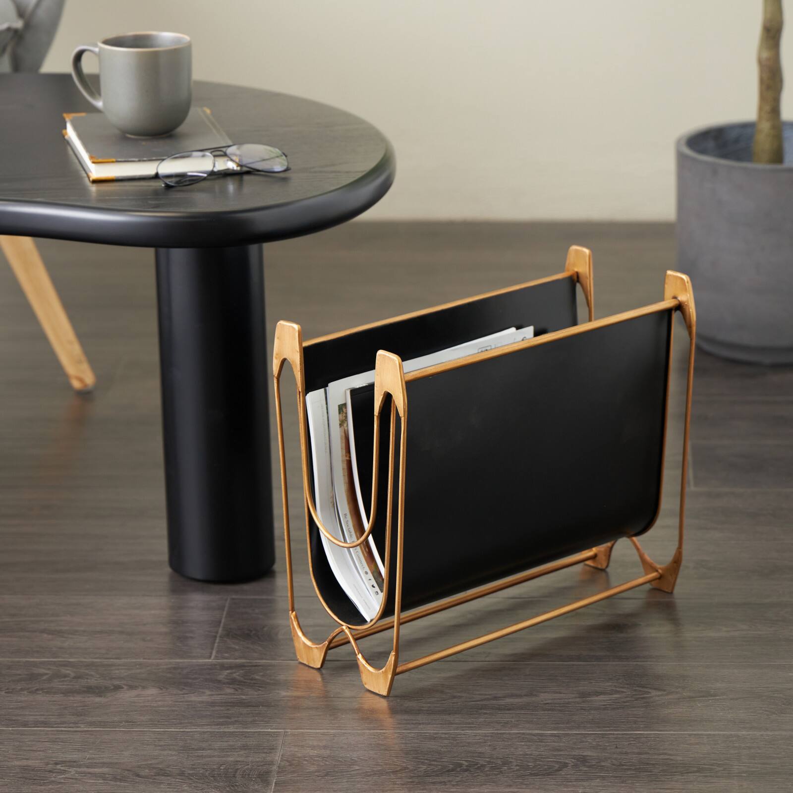 15" Black Metal Curved Magazine Holder with Brass Stand