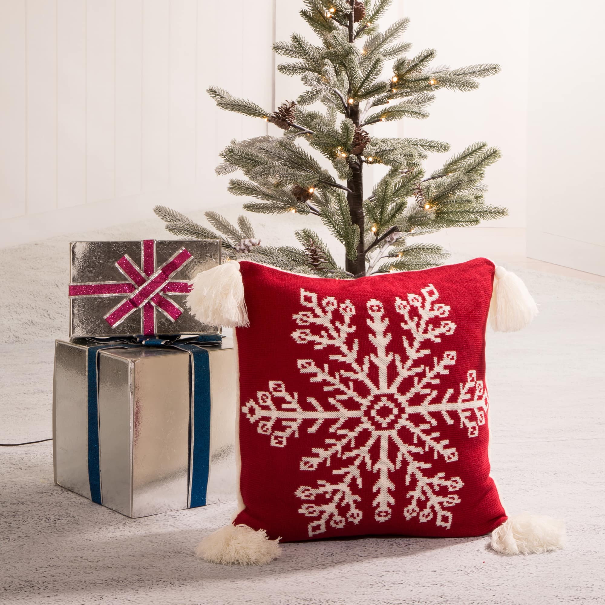 Glitzhome® 18" Knitted Snowflake Red Pillow Cover with Tassels