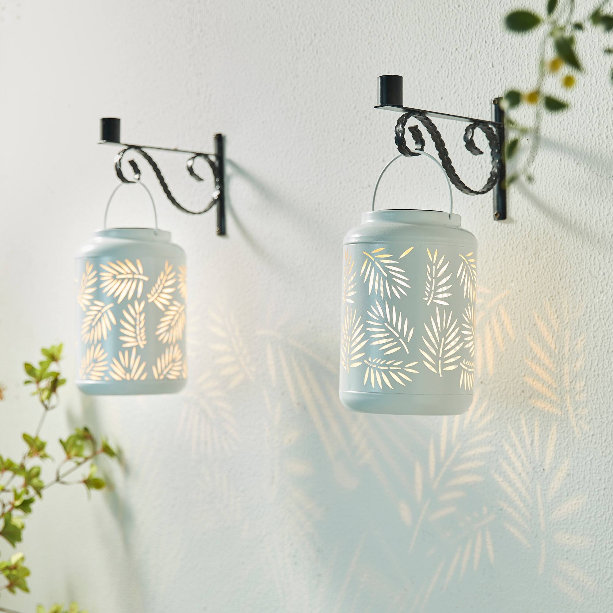 Glitzhome® 8.5" Leaf Cutout Solar Powered Hanging Lantern