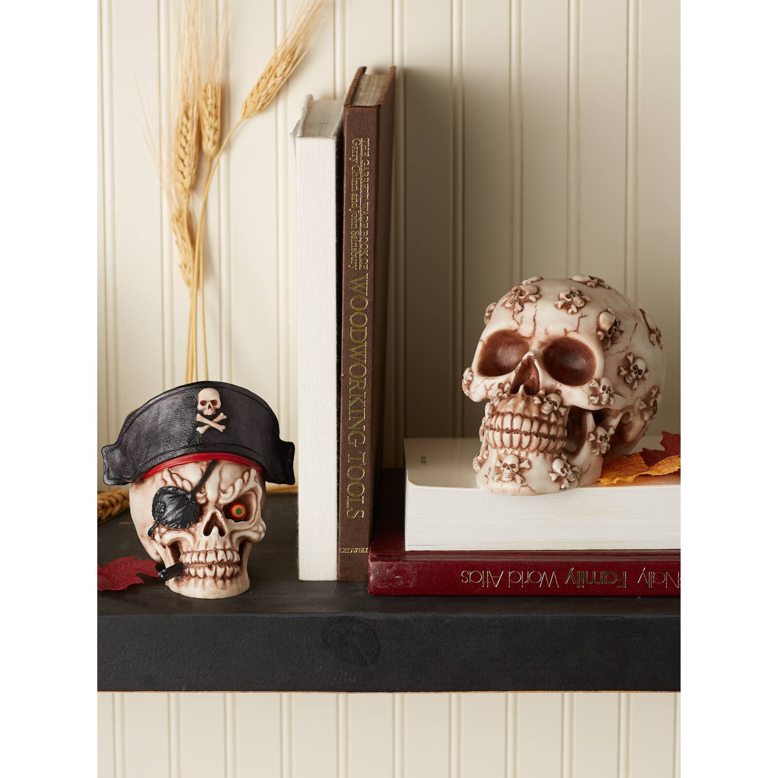 Dragon Crest Grinning Dia De Los Muertos Skull Décor