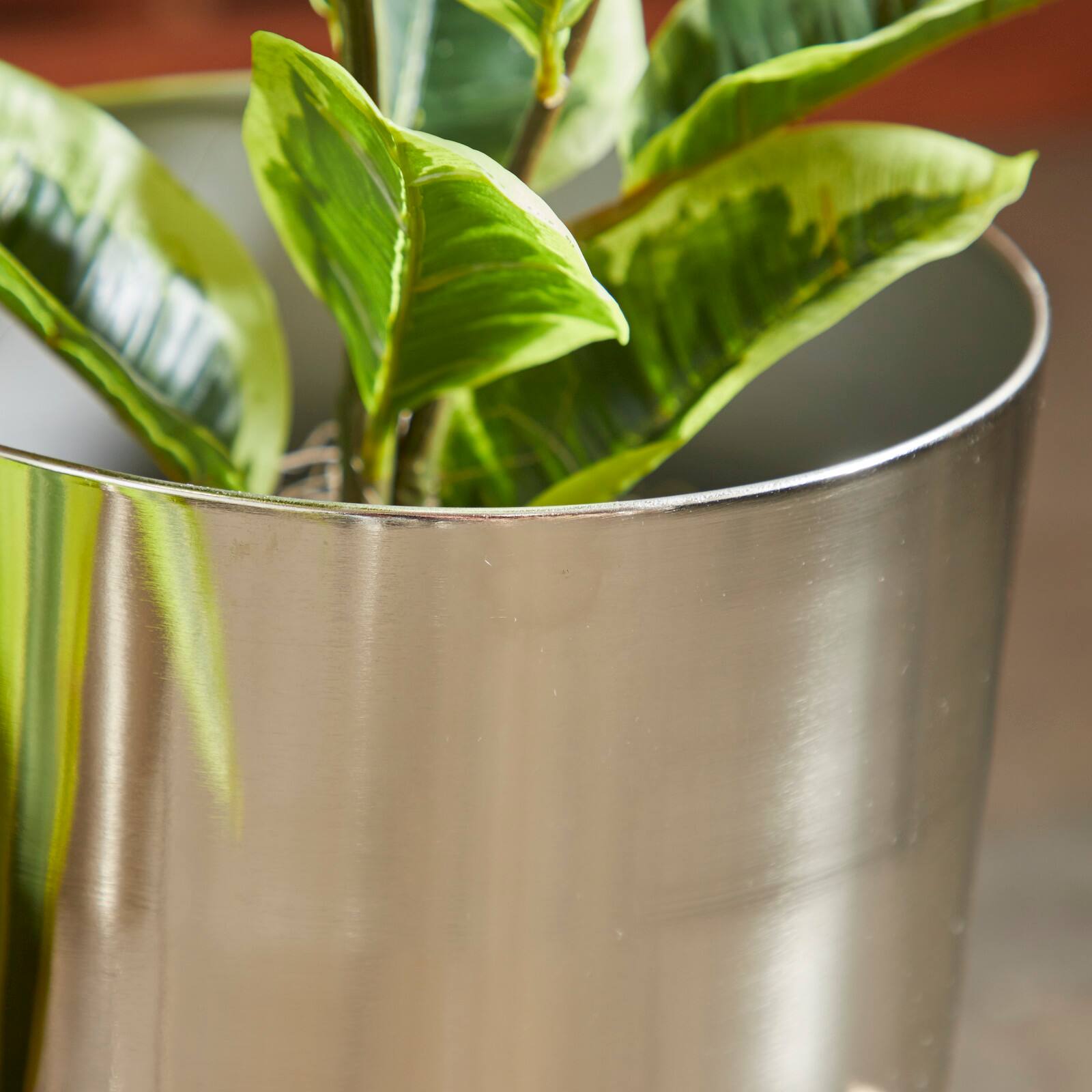 Metal Contemporary Stand Planter Set