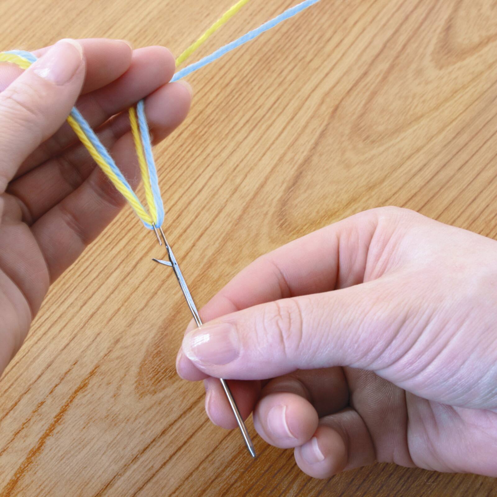 Aiguille à repriser avec verrouillage du crochet Clover