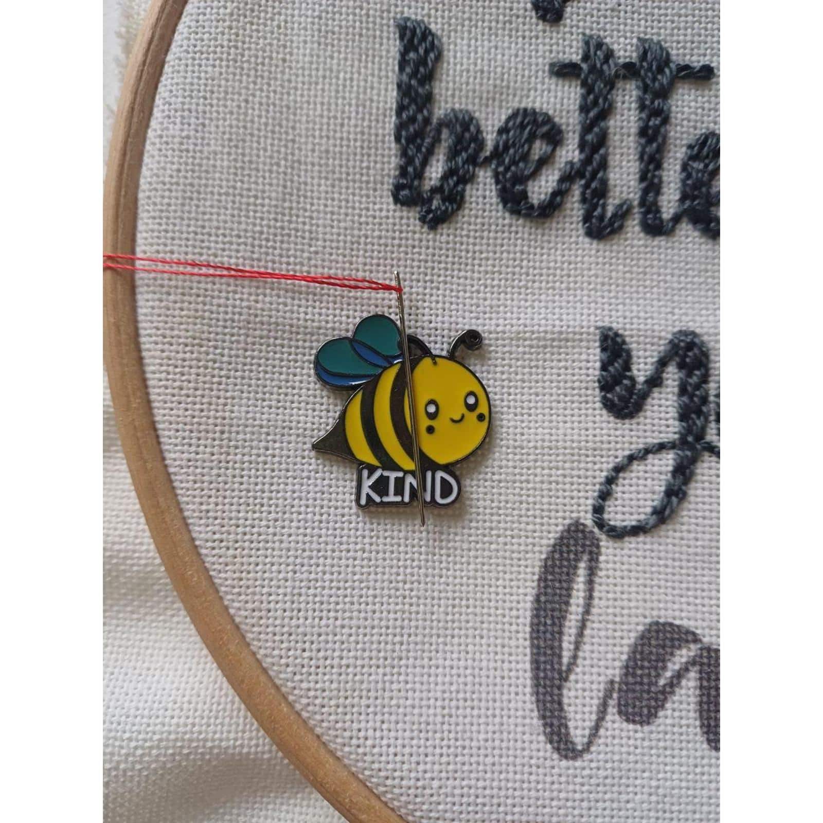 Wizardi 4/5" Bee Magnetic Needle Minder