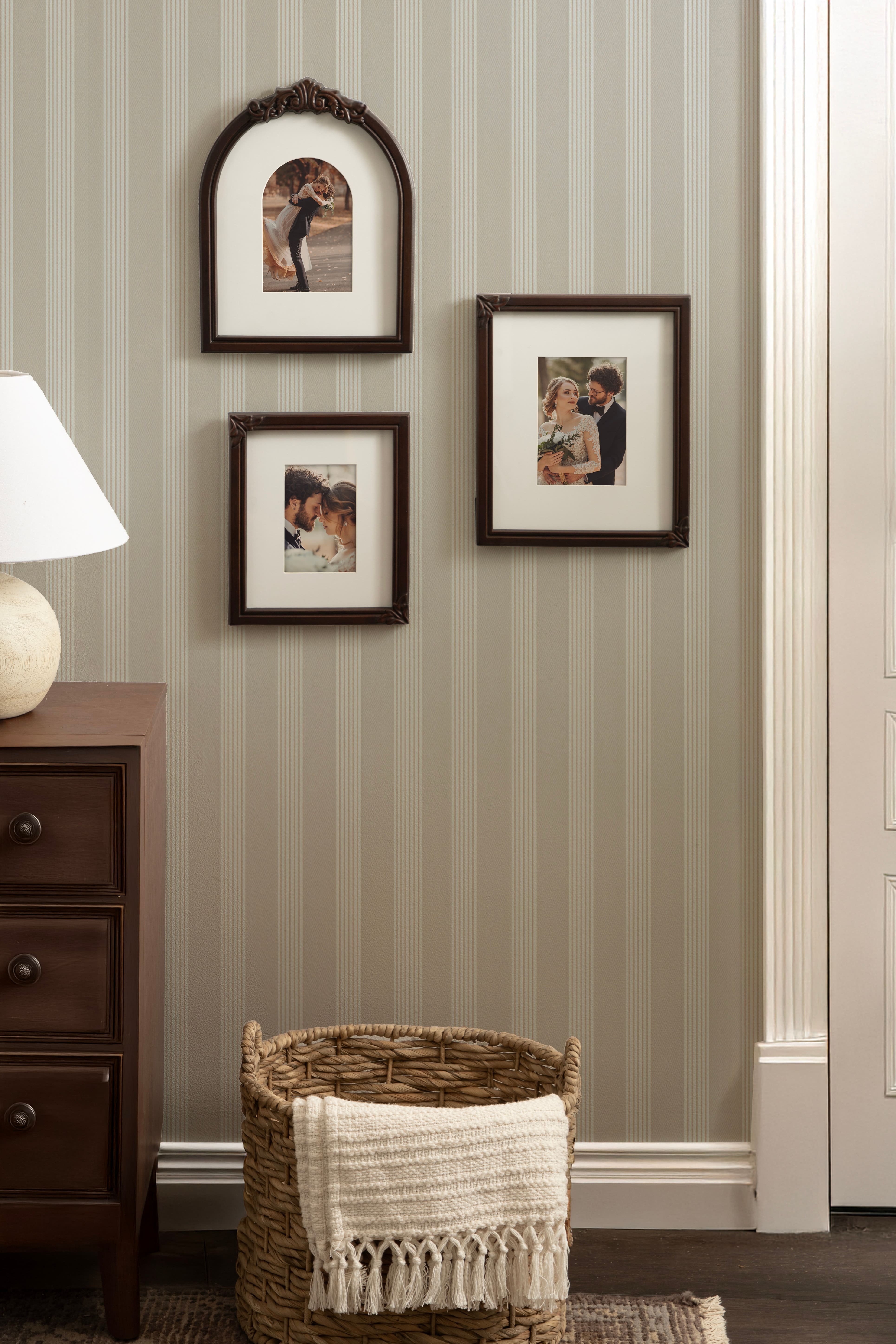 Kate and Laurel Arendahl Picture Frames Set