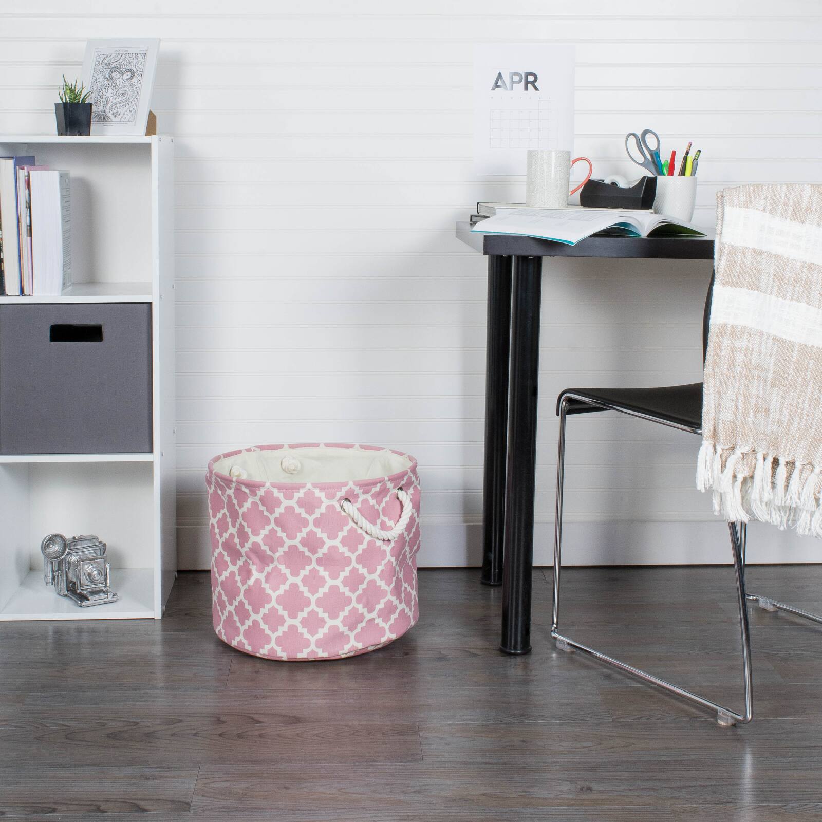 DII® Medium Round Polyester Lattice Bin