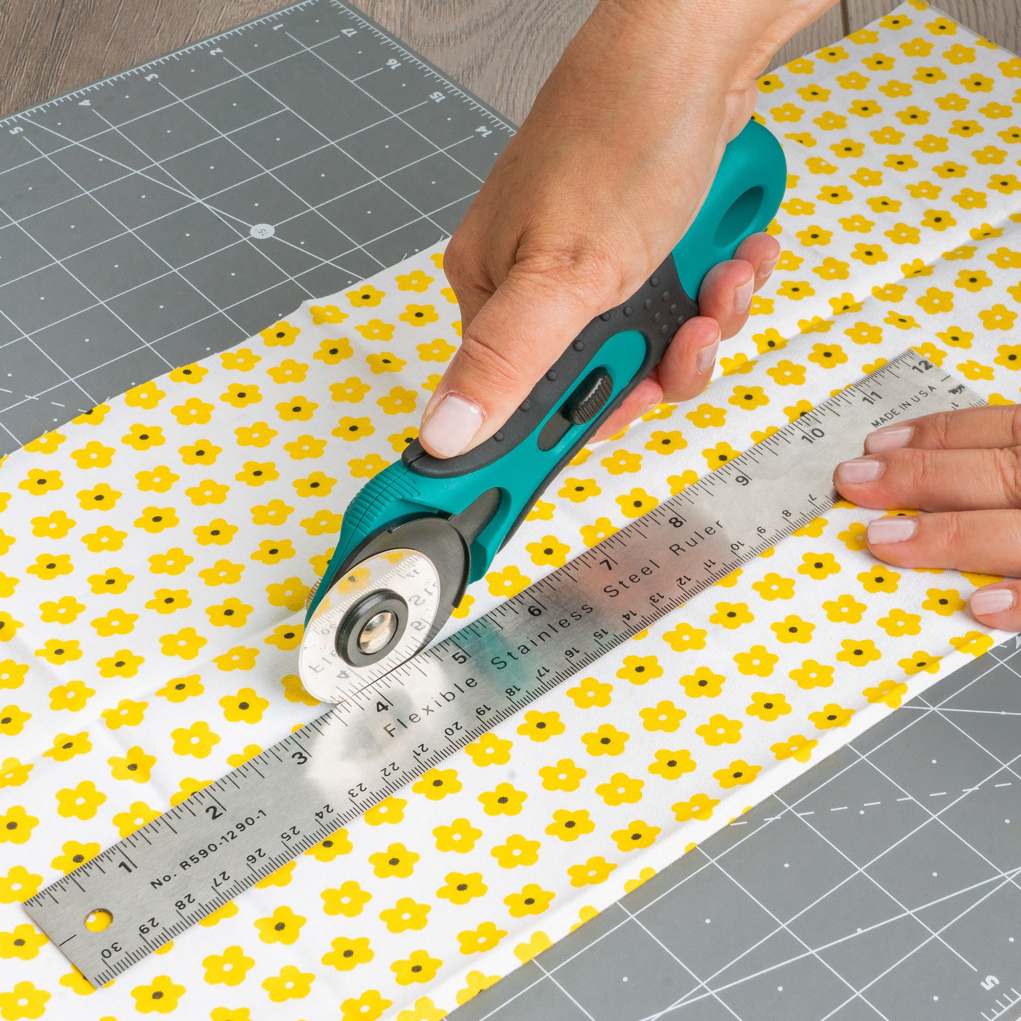 SINGER® ProSeries 45mm Stick Rotary Cutter with Ergonomic Handle & Blade Replacement