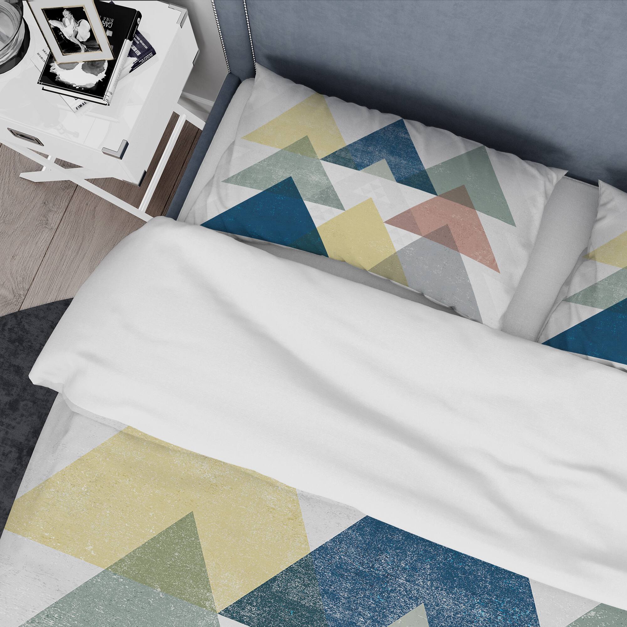 Designart 'Geometrical Composition Triangles II' Geometric Bedding Set - Duvet Cover & Shams