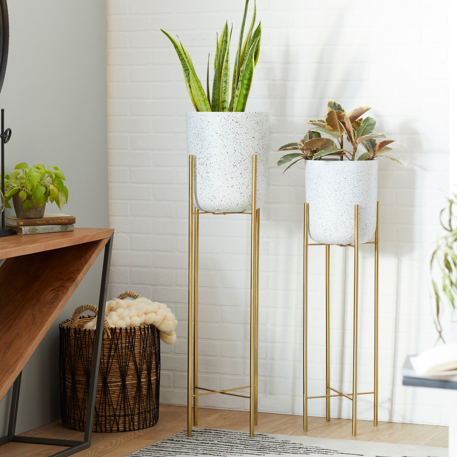 CosmoLiving by Cosmopolitan Set of 2 White Metal Contemporary Planter, 39", 46"