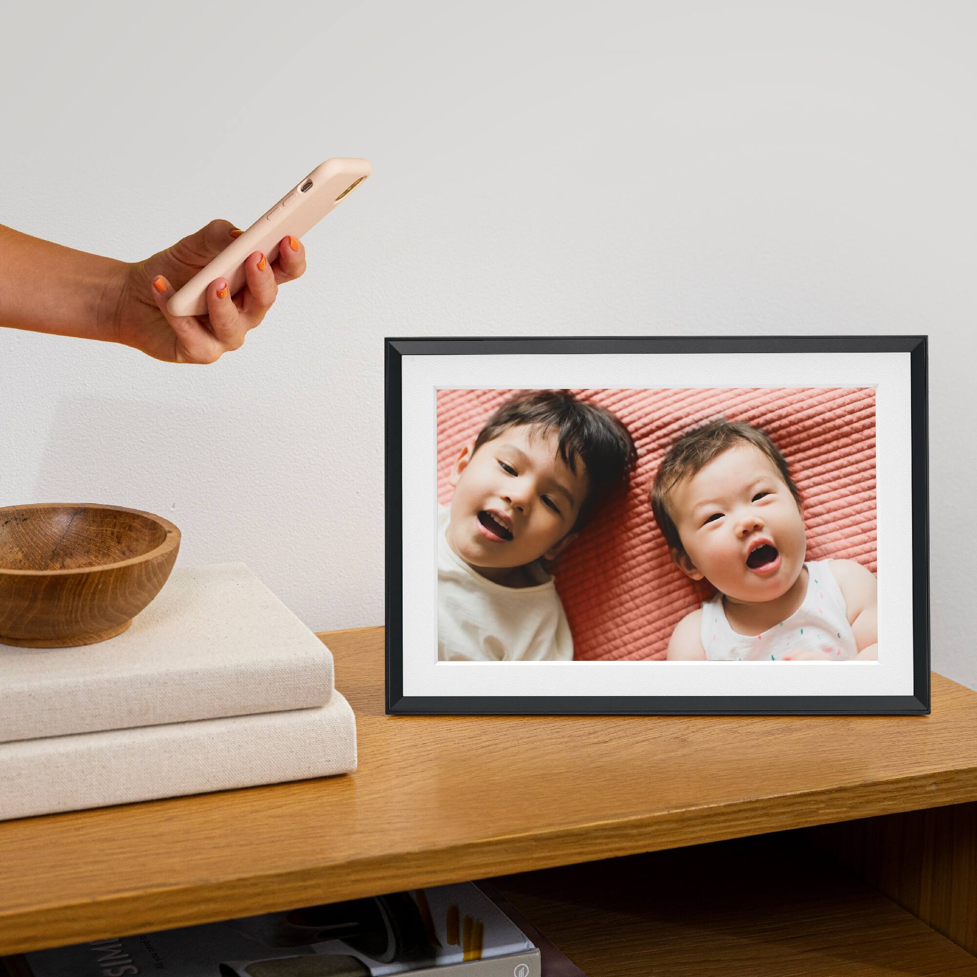 Aura 10.1" HD WiFi Carver Charcoal with Paper Mat Digital Photo Frame