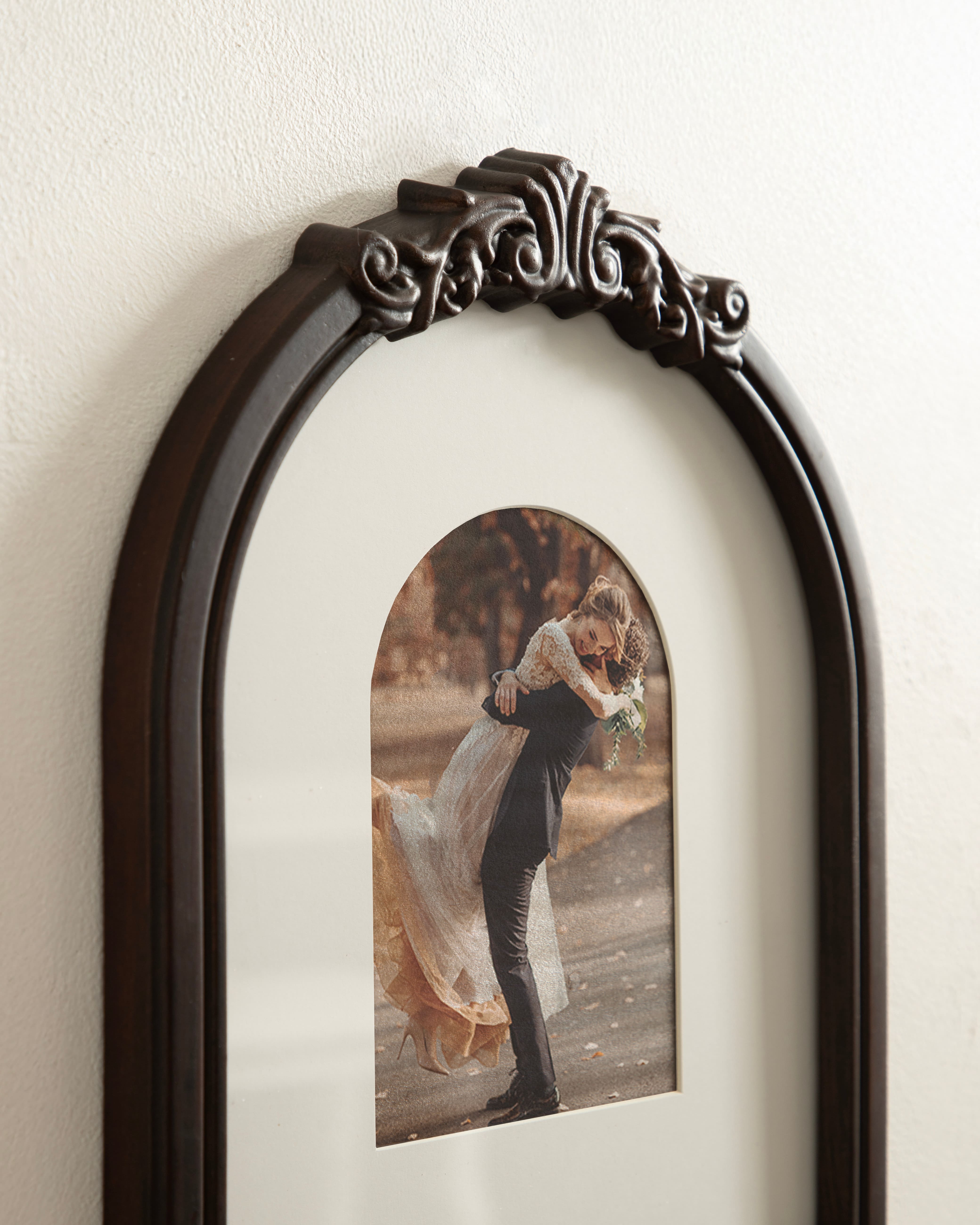 Kate and Laurel Arendahl Picture Frames Set